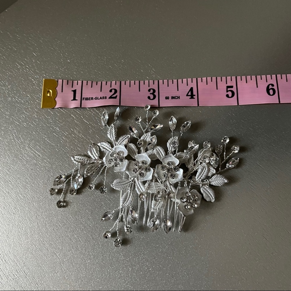 Silver flower and rhinestone bridal hair comb - Picture 2 of 3